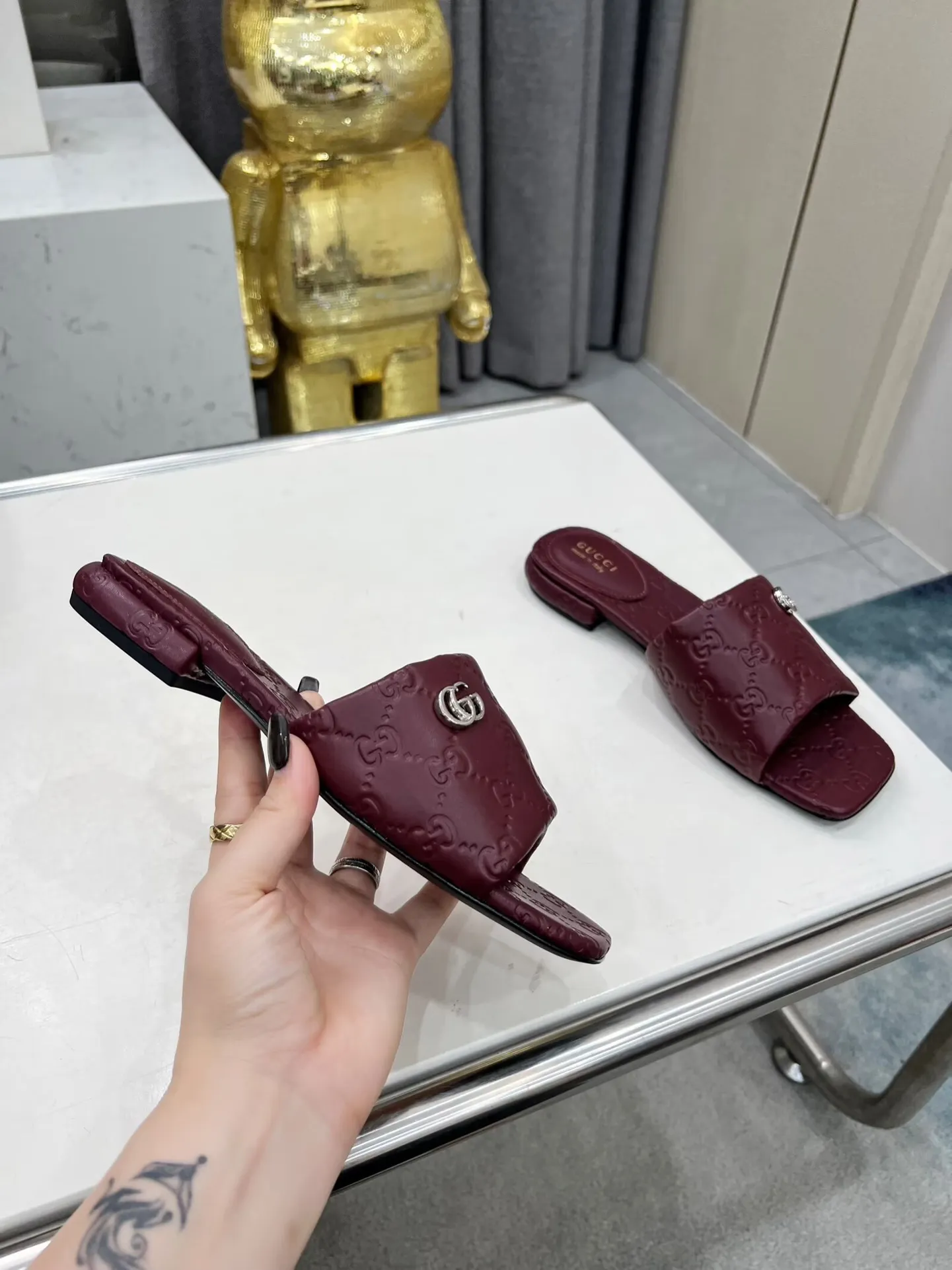 👟👟Ex-factory price 440👟👟 Gucci Double G slippers, fashionable, high-end and full of personality✅ Very stable, comfortable and durable for daily use, convenient and unique for daily matching, a must-have classic for summer, the upper is made of GUCCI 3D embossed, genuine leather outsole Fabric: cowhide Lining/foot pad: sheepskin Color: black, white, brown, burgundy Code number: 35-42 (41 and 42 need to be customized) Packaging: Comes with cloth bag and card.